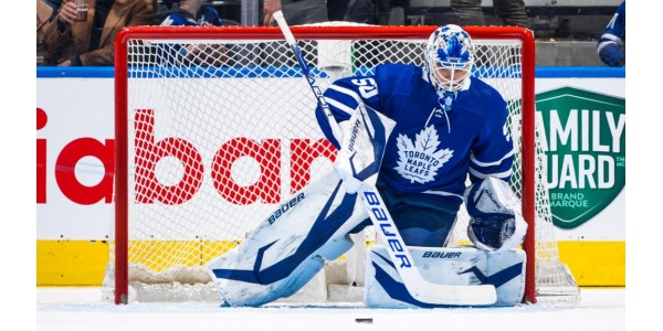 Kallgren solide debut hjelper Maple Leafs til å vinne nok en kamp