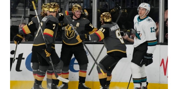 Reilly Smith leder Golden Knights til å vinne etter å ha scoret to mål